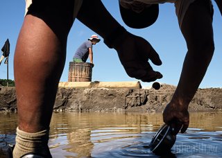 Фото 1 - Моют себе яму: смотри, как живут искатели золота в джунглях Перу